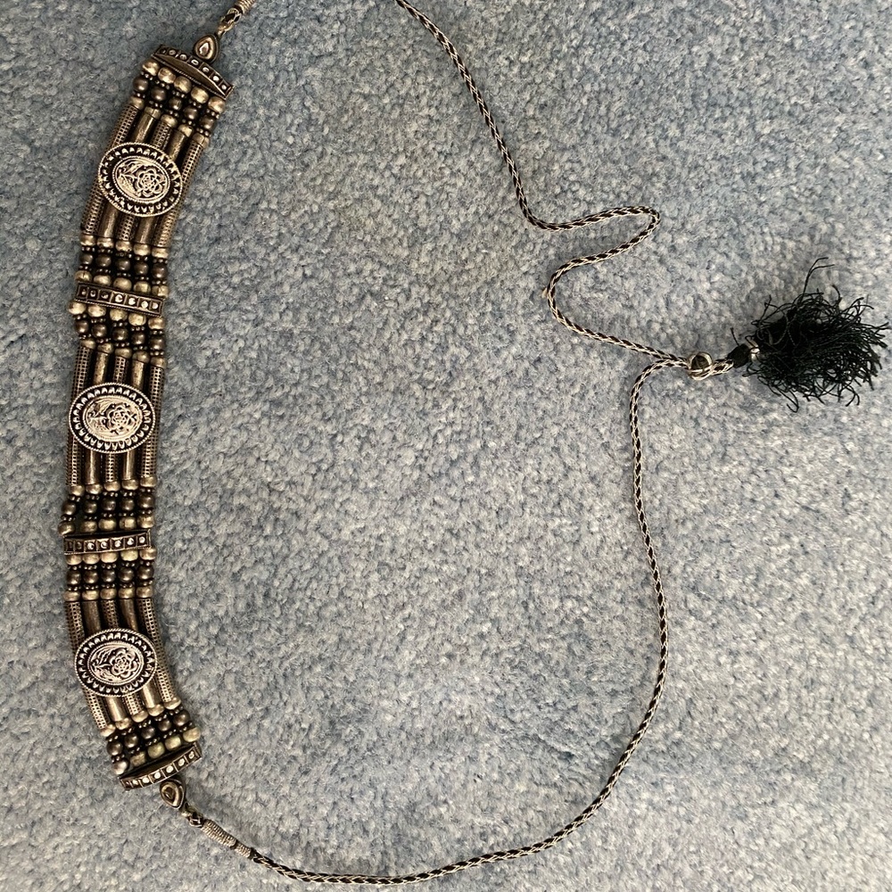 Metal necklace with Flower Detailing